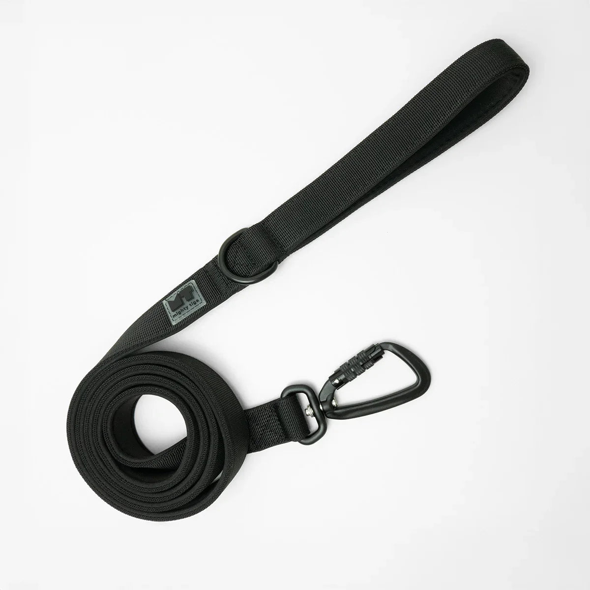 handle of black dog lead and end of dog lead showing the D-ring, the neoprene padding on the leash and in the handle and the black swivel carabiner