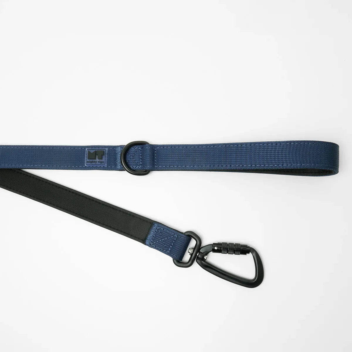 handle of navy blue dog lead and end of dog lead showing the D-ring, the neoprene padding and the black swivel carabiner